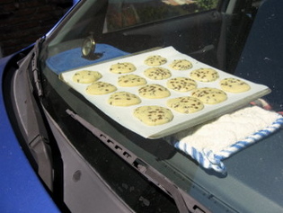 I biscotti cucinati in un forno solare alternativo (l'automobile!)